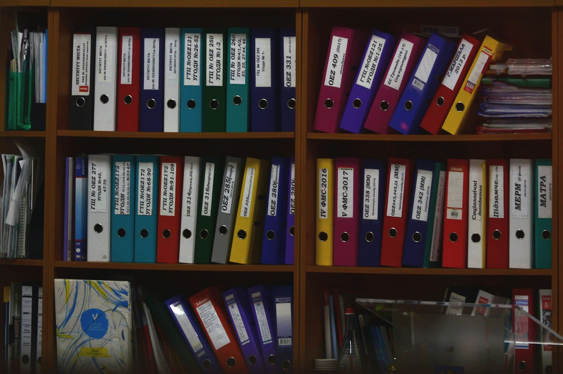 Classeurs alignés sur des étagères d'archives