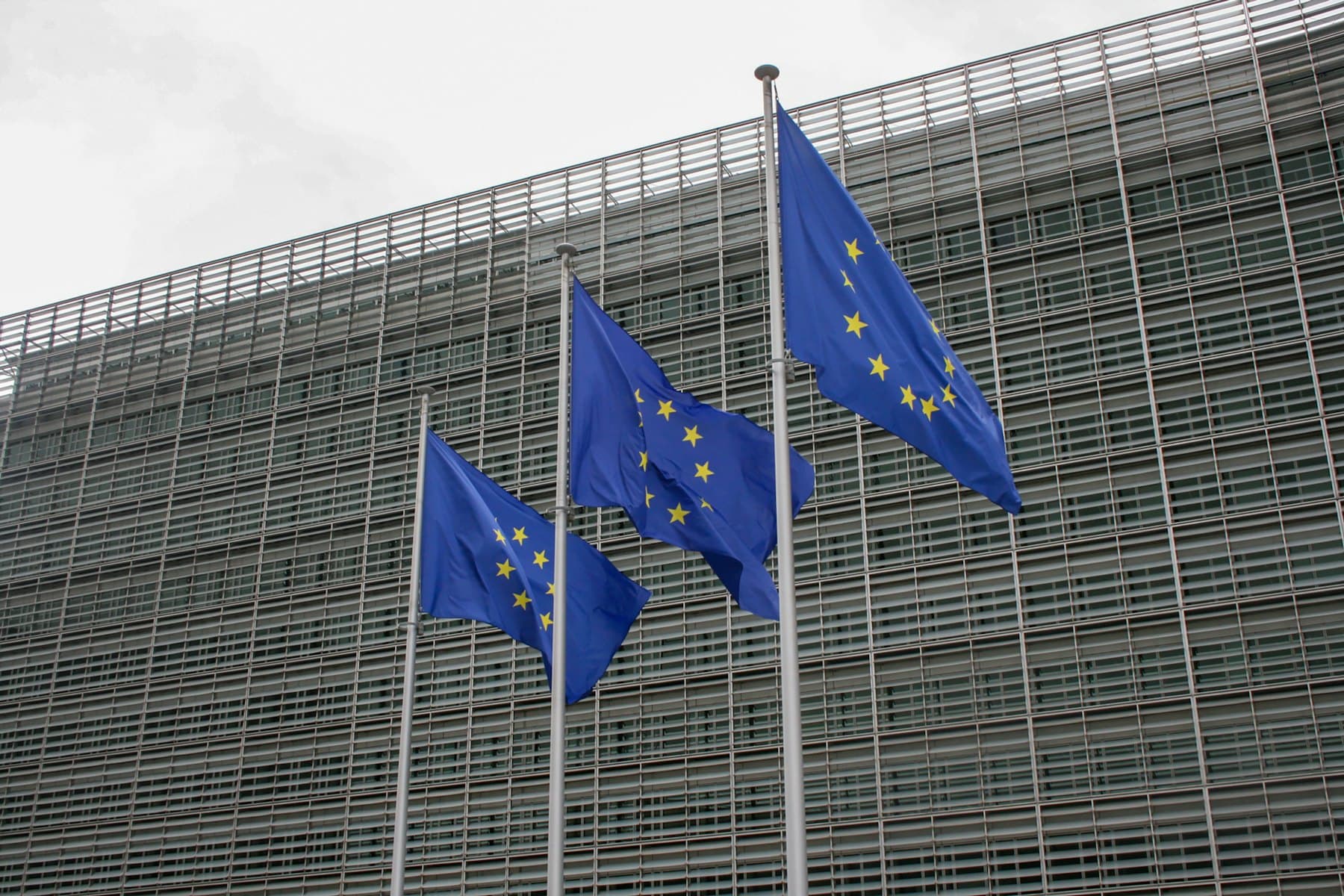 Drapeaux de l'Union européenne devant un bâtiment institutionnel