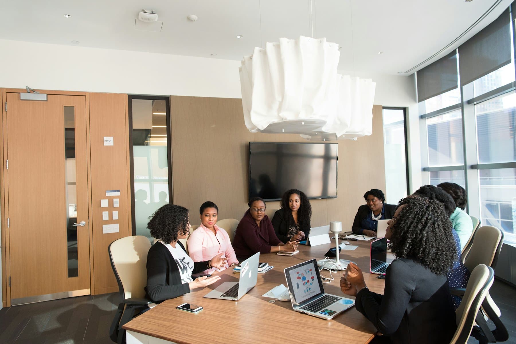 Collaborateurs en atelier de travail dans un bureau lumineux