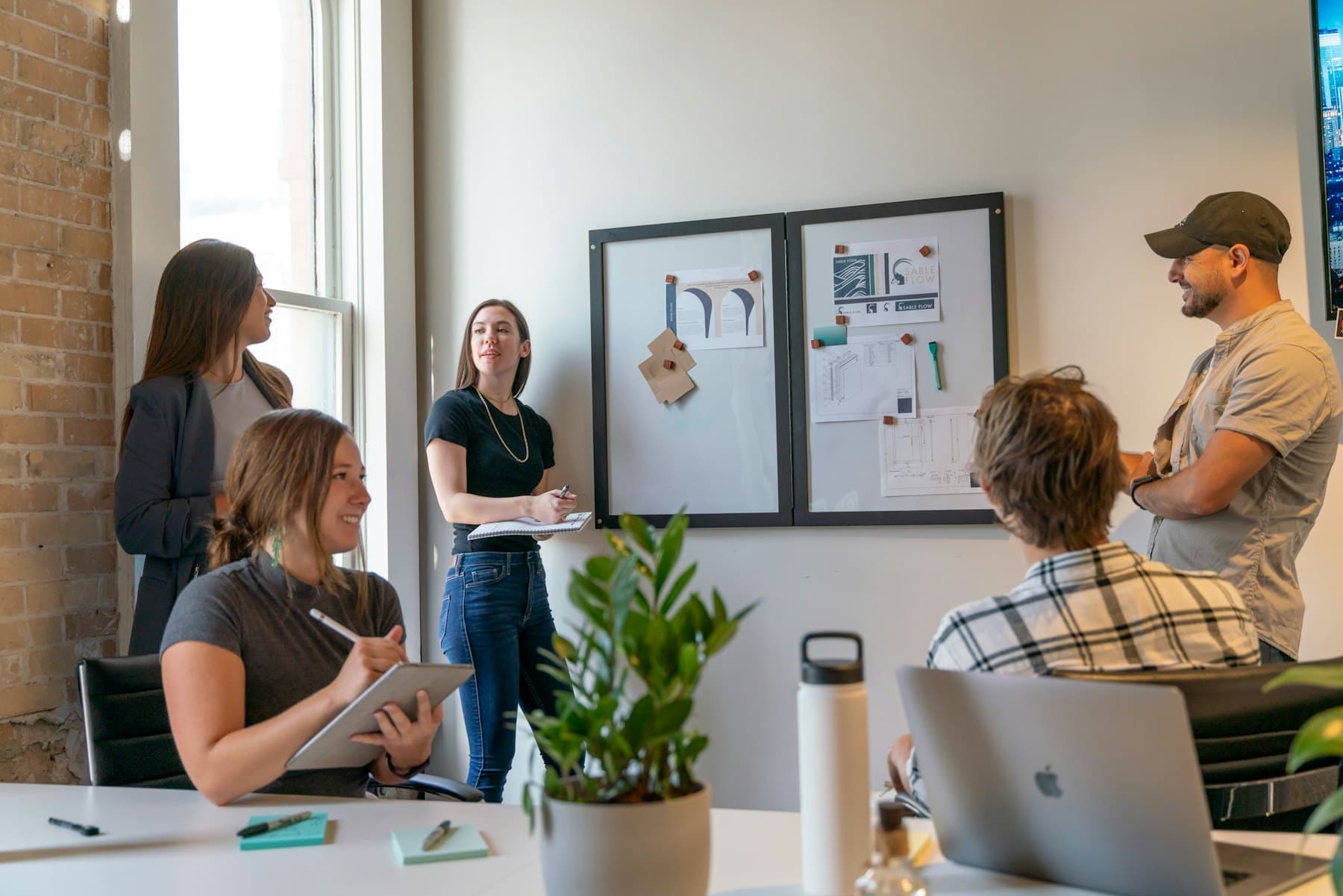 Équipe réunie dans un bureau ensoleillé